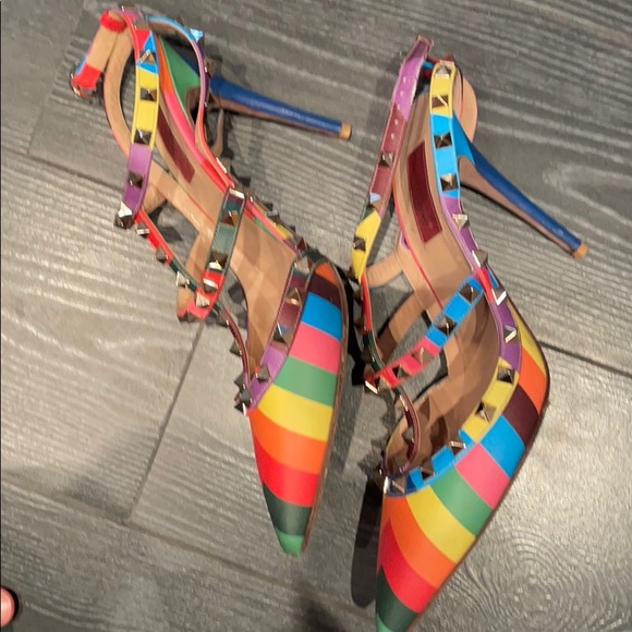 SEMI BRAND NEW VALENTINO HEELS - Picture 2 of 4